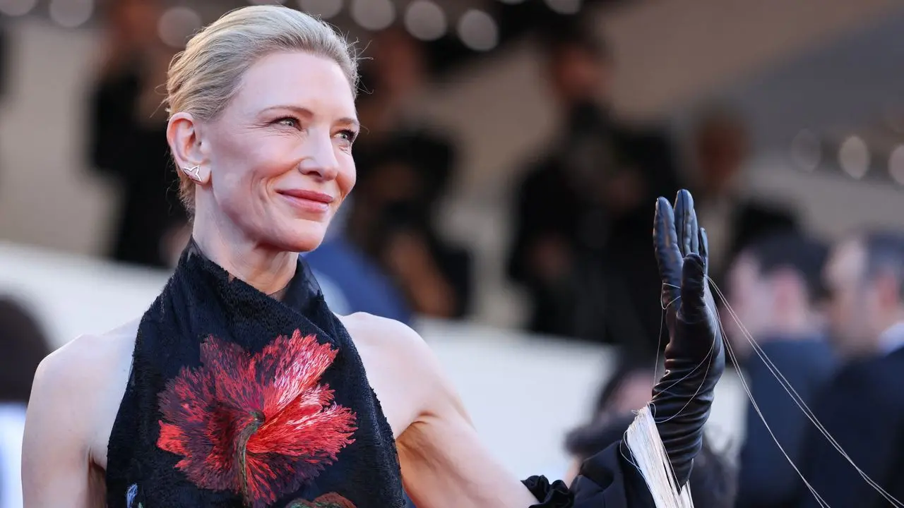Cate Blanchett verzaubert den roten Teppich des Cannes Filmfestivals 2026 – in einem rückenfreien Kleid mit Blütenstickerei